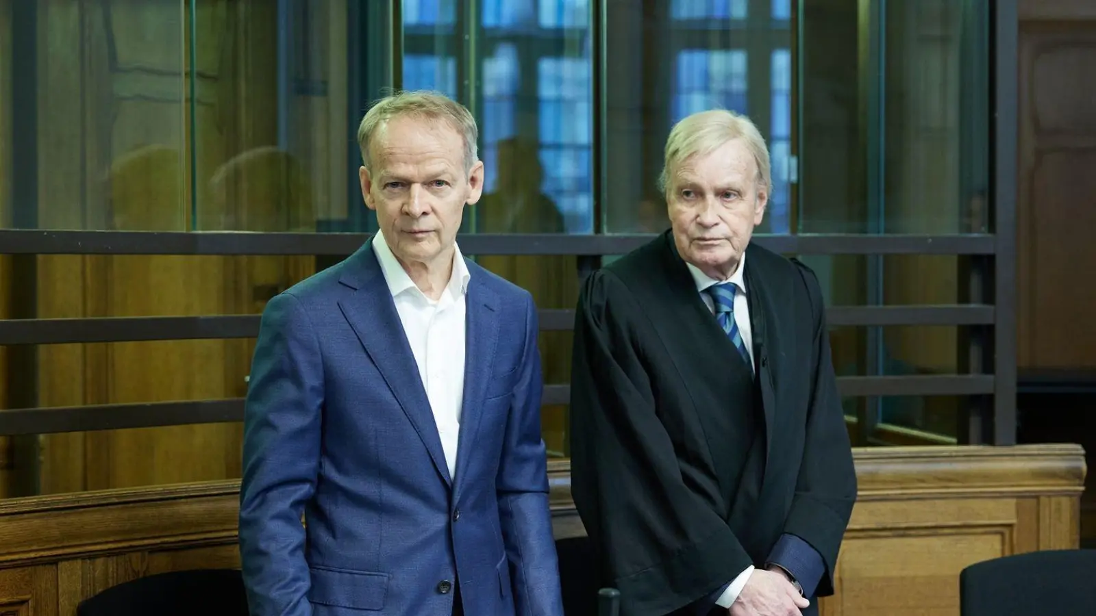 Der verurteilte Arzt Christoph Turowski (l) und sein Anwalt im Gerichtssaal 500 des Kriminalgerichts Moabit. (Foto: Jörg Carstensen/dpa)