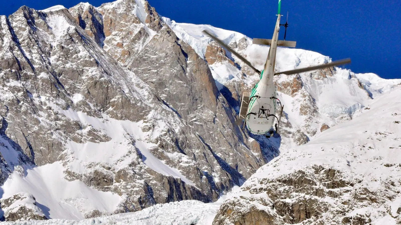 Rettungsteams der Bergwacht suchen noch im Lawinengebiet nach möglicherweise Verschütteten. (Archivbild) (Foto: Thierry Pronesti/ANSA/AP/dpa)