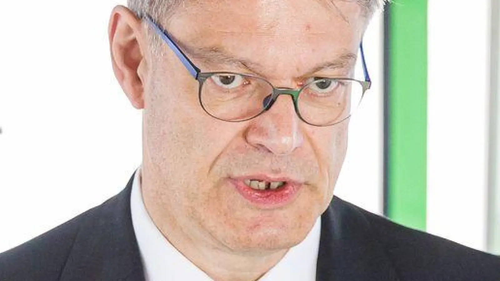 Verkehrsminister Schnieder zeigt sich nach seiner Fahrt im autonomen Bus beeindruckt. (Foto: Moritz Frankenberg/dpa)