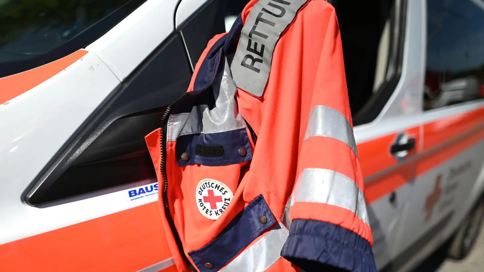 Sanitäter bringen die Verletzten in ein Krankenhaus. (Symbolbild) (Foto: Patrick Seeger/dpa)
