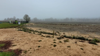 Im kommenden Frühjahr soll im Obernzenner See wieder geschwommen werden. Noch ist er trocken gelegt. (Foto: Nina Daebel)