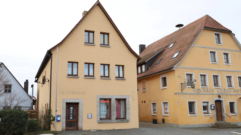 Die Marktgemeinde hat die einstige Sparkassen-Filiale in der Ortsmitte von Colmberg erworben und will sie vermieten. (Foto: Alexander Biernoth)