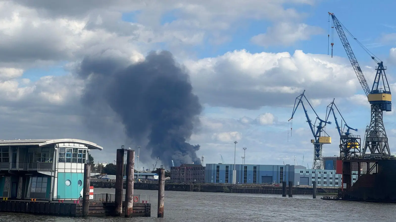 Brennende Trümmerteile haben laut Feuerwehr mindestens ein weiteres Gebäude in Brand gesetzt. (Foto: Georg Wendt/dpa)