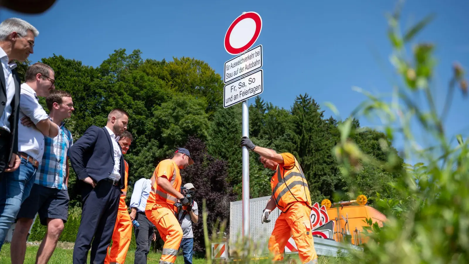 Bei Stau über die Dörfer ausweichen, geht künftig entlang der A8 im Landkreis Rosenheim nicht mehr. (Foto: Leonie Asendorpf/dpa)