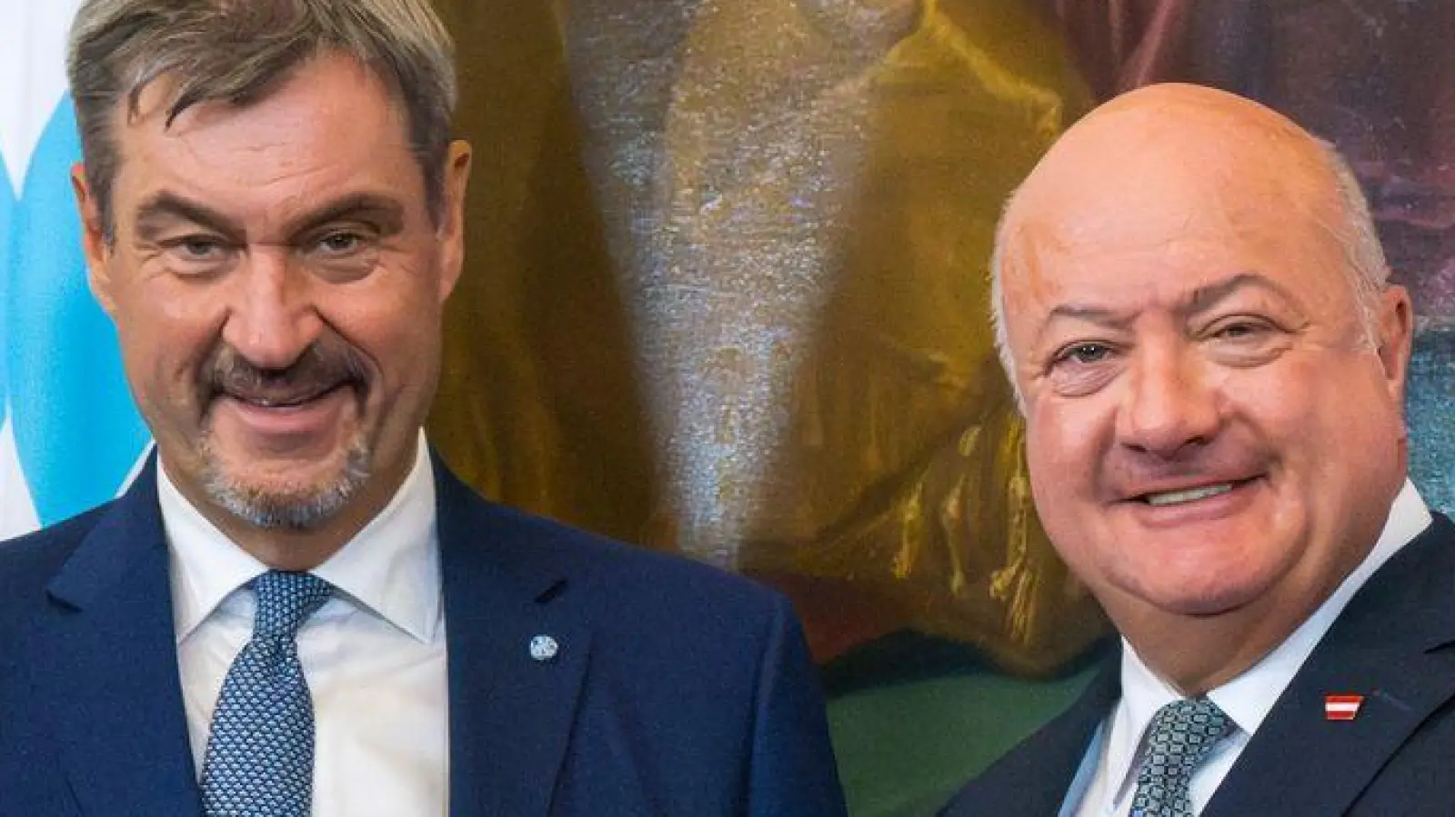 Enge Partner – aber mit politischen Herausforderungen: Markus Söder (l.) und Österreichs Kanzler Stocker (r.). (Foto: Peter Kneffel/dpa)