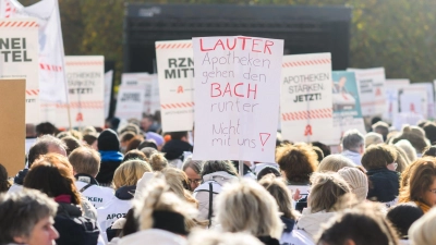 Mit geschlossenen Apotheken in ganz Norddeutschland und einer zentralen Kundgebung in Hannover protestieren Apotheker gegen Einsparungen und stagnierende Honorare. (Foto: Julian Stratenschulte/dpa)