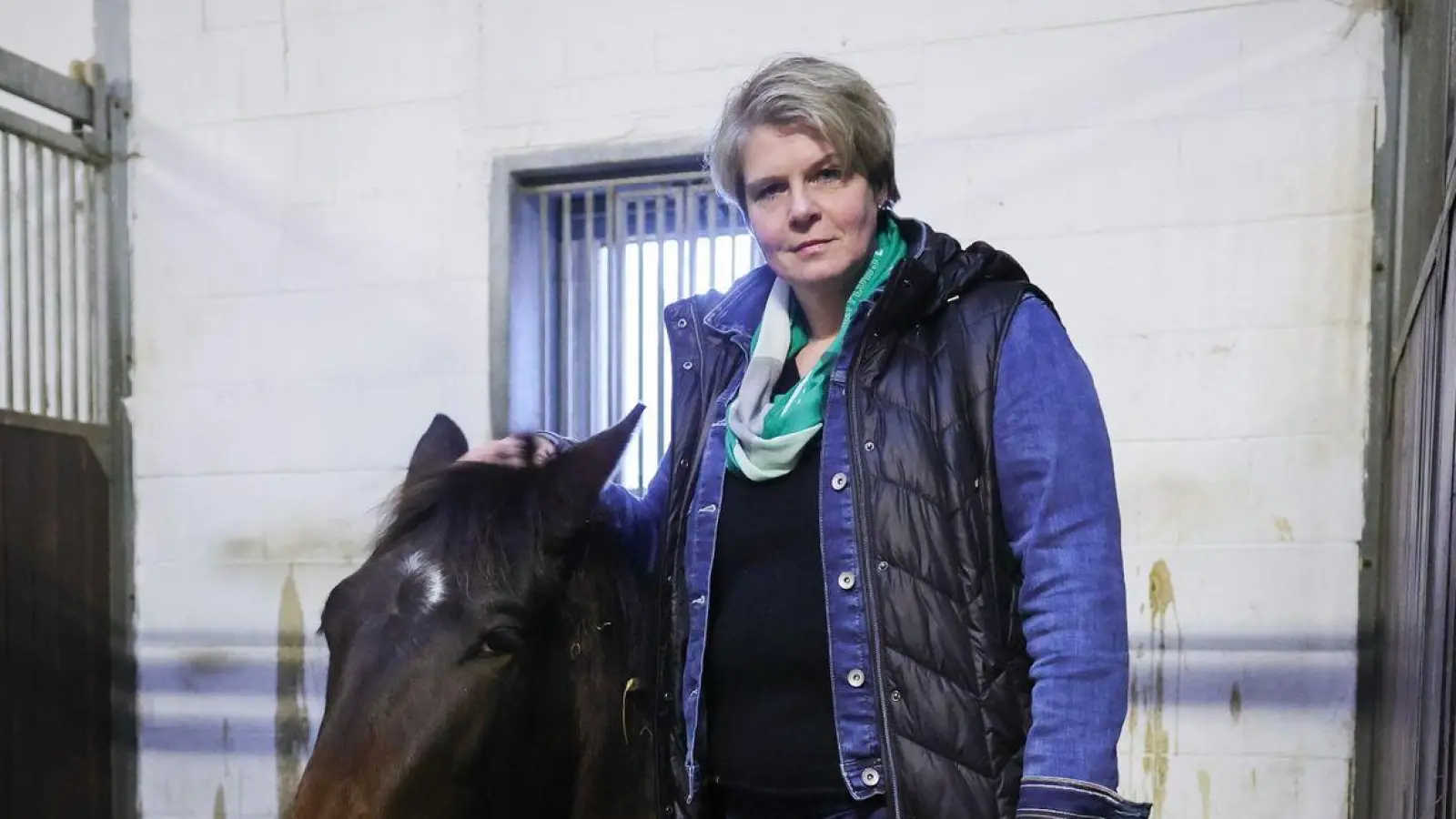 Nadine Wilkens, Landwirtin und Inhaberin einer Pferdepension, hat ihre Tiere vor dem Hochwasser in Sicherheit gebracht. (Foto: Christian Charisius/dpa)