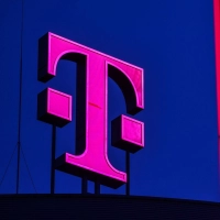 Die Telekom darf in ihrem Mobilfunknetz die Netzanzeige nicht durch einen Werbeslogan ersetzen, hat das Landgericht Köln entschieden. (Symbolbild) (Foto: Oliver Berg/dpa)