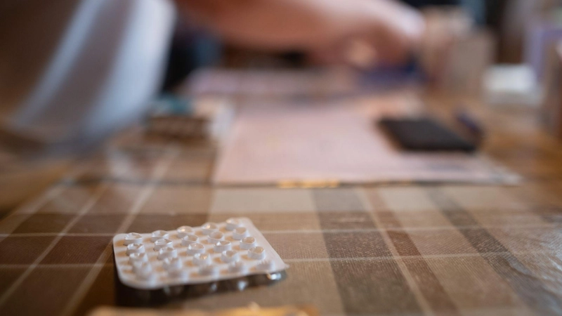 Bürokratie ersparen durch Abtretung: Mit einer Abtretungserklärung können Pflegedienste direkt mit der Pflegekasse abrechnen, ohne dass Pflegebedürftige selbst in Vorleistung gehen müssen. (Foto: Sebastian Gollnow/dpa)