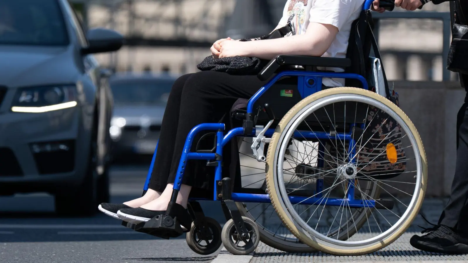 Behinderte stoßen auf viele Barrieren - wie hier in Dresden arbeiten viele Kommunen aber an Verbesserungen. (Foto: Sebastian Kahnert/dpa)