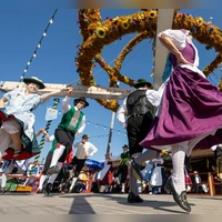 Die Zeltvergabe auf der traditionelleren „Oidn Wiesn“ war ein Fall für das Gericht. (Archivbild)  (Foto: Stefan Puchner/dpa)
