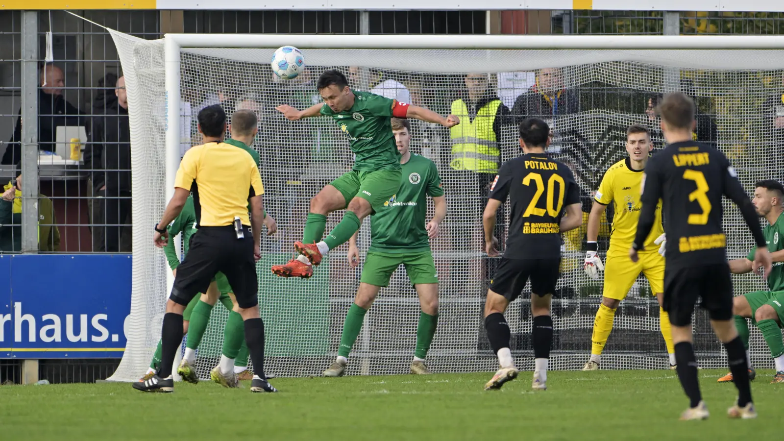 Eine kampfbetonte Partie lieferten sich Gastgeber SpVgg Ansbach (Tobias Dietrich beim Kopfball) und die SpVgg Bayreuth in der Vorsaison. Das Tor des Tages erzielte Bogdan Potalov (Nr. 20) in der 87. Minute.  (Foto: Martin Rügner)