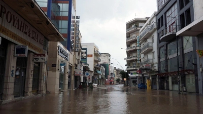 Eine Hauptstraße in Volos nach dem Regensturm. (Foto: Thodoris Nikolaou/AP/dpa)