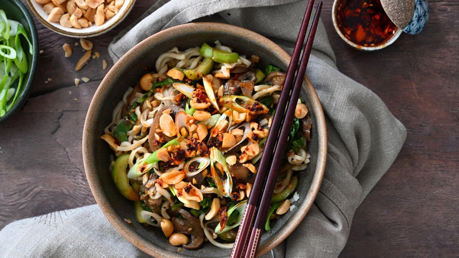 Pfeffer, der es prickeln lässt: Szechuan-Nudeln mit Pilzen