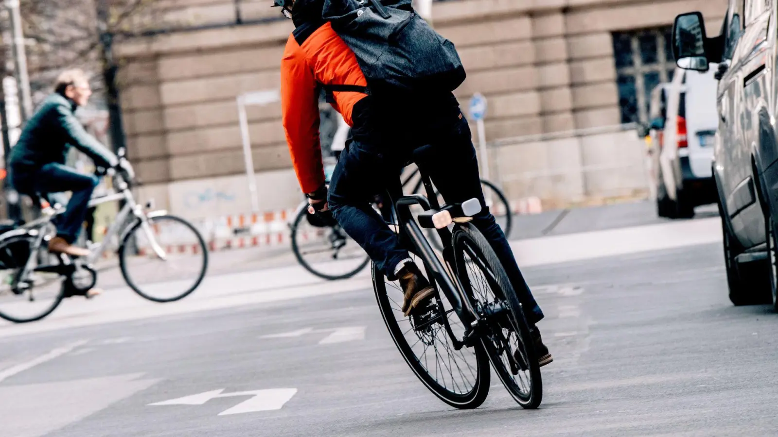 Weniger CO2 pro Kilometer: Ein Pedelec verursacht je gefahrenem Kilometer weit weniger CO2 als ein Auto – selbst wenn der Energieverbrauch des Akkus einbezogen wird. (Foto: Zacharie Scheurer/dpa-tmn)