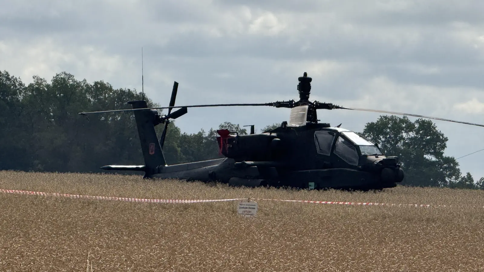 Dieser Hubschrauber der US-Armee landete ungeplant bei Großlellenfeld im südlichen Landkreis Ansbach. Die Crew blieb unverletzt.  (Foto: Andreas Holzschuh)