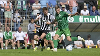 Er ist der, der immer spielt: Riko Manz (rechts), hier mit Alexander Gordok (Burghausen). (Foto: Martin Rügner)