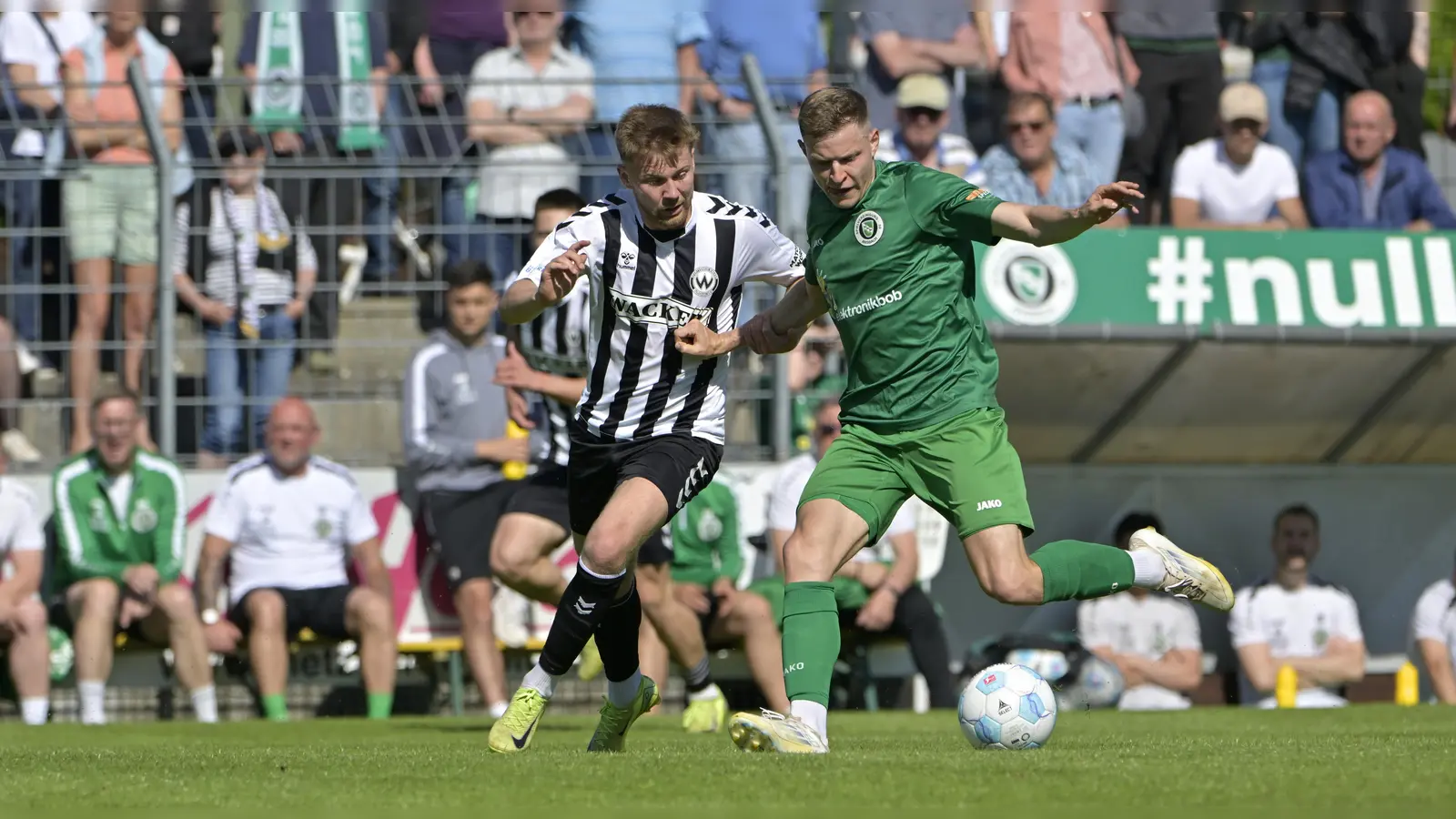 Er ist der, der immer spielt: Riko Manz (rechts), hier mit Alexander Gordok (Burghausen). (Foto: Martin Rügner)