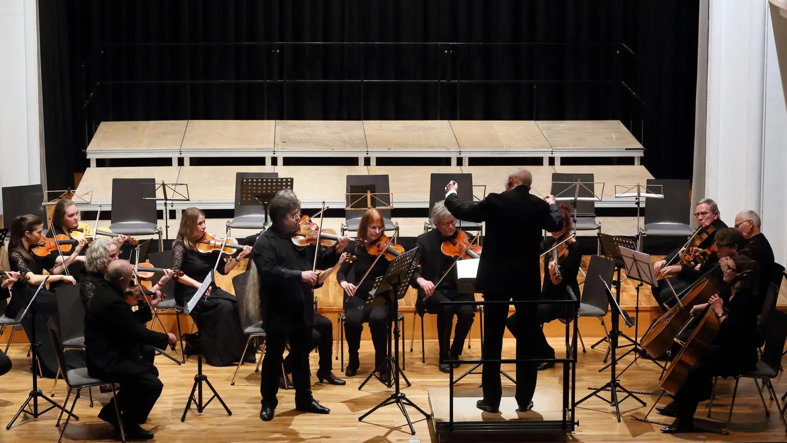 Ein Höhepunkt des Abends: Sergej Vassilenko und das Ansbacher Kammerorchester unter der Leitung von Andreas Weiss interpretieren die f-Moll-Romanze von Antonín Dvořák. (Foto: Thomas Wirth)