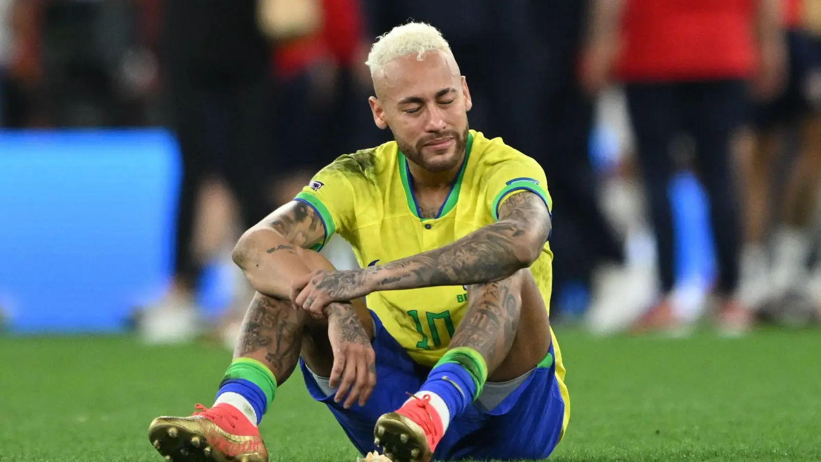 Brasiliens Neymar sitzt nach der Niederlage gegen Kroatien enttäuscht auf dem Spielfeld. (Foto: Robert Michael/dpa)