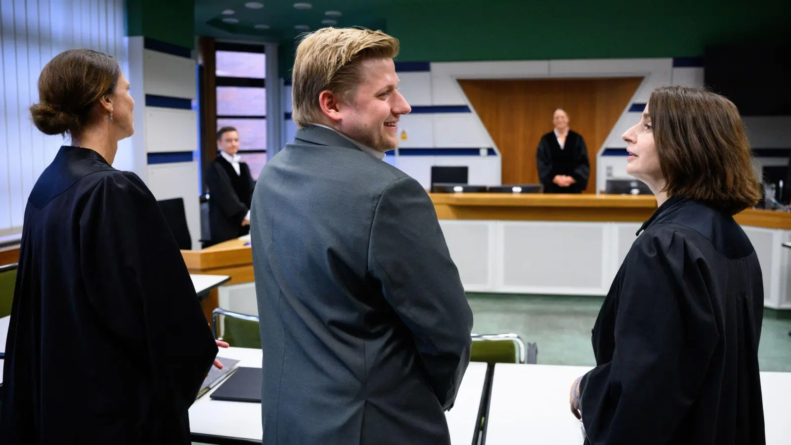 Vor dem Amtsgericht: El Hotzo und seine Anwältinnen (Foto: Bernd von Jutrczenka/dpa)