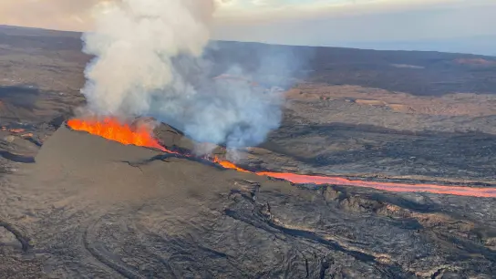 Der Vulkan Mauna Loa auf Hawaii bricht weiter aus. Dabei besteht jedoch keine unmittelbare Bedrohung mehr für die Straße, weil der Lavastrom nicht weiter voranschreitet. (Foto: Uncredited/US Geological Survey/AP/dpa)