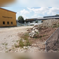 Bevor die Bauarbeiten am geplanten Neubau der Wilhermsdorfer Grundschule beginnen können, muss das Baufeld freigeräumt werden, doch das verzögert sich nun erneut.<br> (Foto: Heinz Wraneschitz)