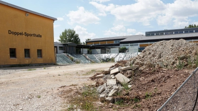 Bevor die Bauarbeiten am geplanten Neubau der Wilhermsdorfer Grundschule beginnen können, muss das Baufeld freigeräumt werden, doch das verzögert sich nun erneut.<br> (Foto: Heinz Wraneschitz)