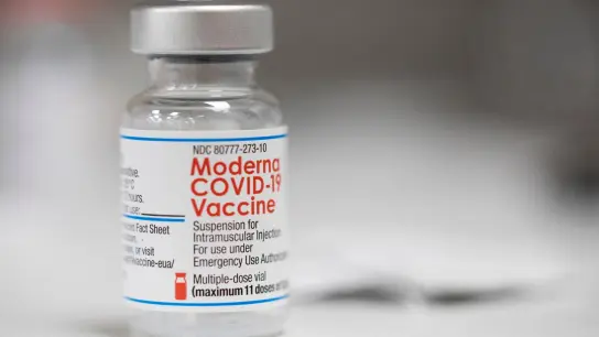 Eine Ampulle des Covid-19-Impfstoffs von Moderna. (Foto: Jenny Kane/AP/dpa)