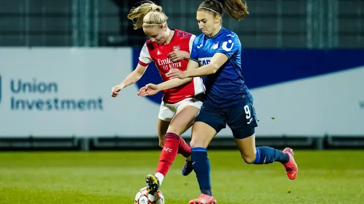 Arsenals Beth Mead (l) und Hoffenheims Katharina Naschenweng kämpfen um den Ball. (Foto: Uwe Anspach/dpa/Archivbild)