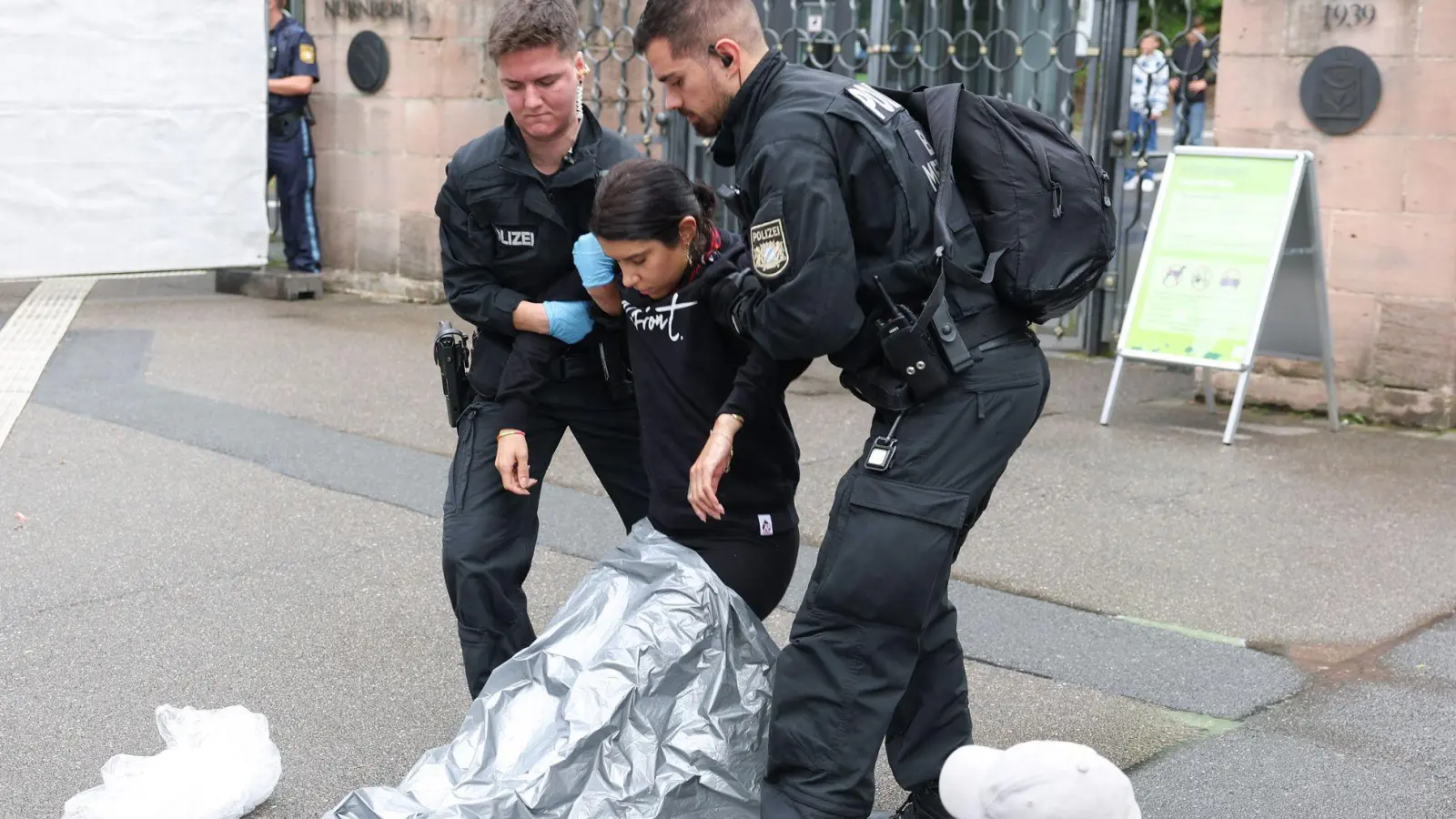 Die Einsatzkräfte trugen einige der Aktivistinnen und Aktivisten weg. (Foto: Daniel Karmann/dpa)