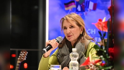 Pascale Hugues stellte im Ansbacher Retti-Palais zum deutsch-französischen Tag ihre Erfahrungen mit beiden Ländern vor.  (Foto: Manfred Blendinger)