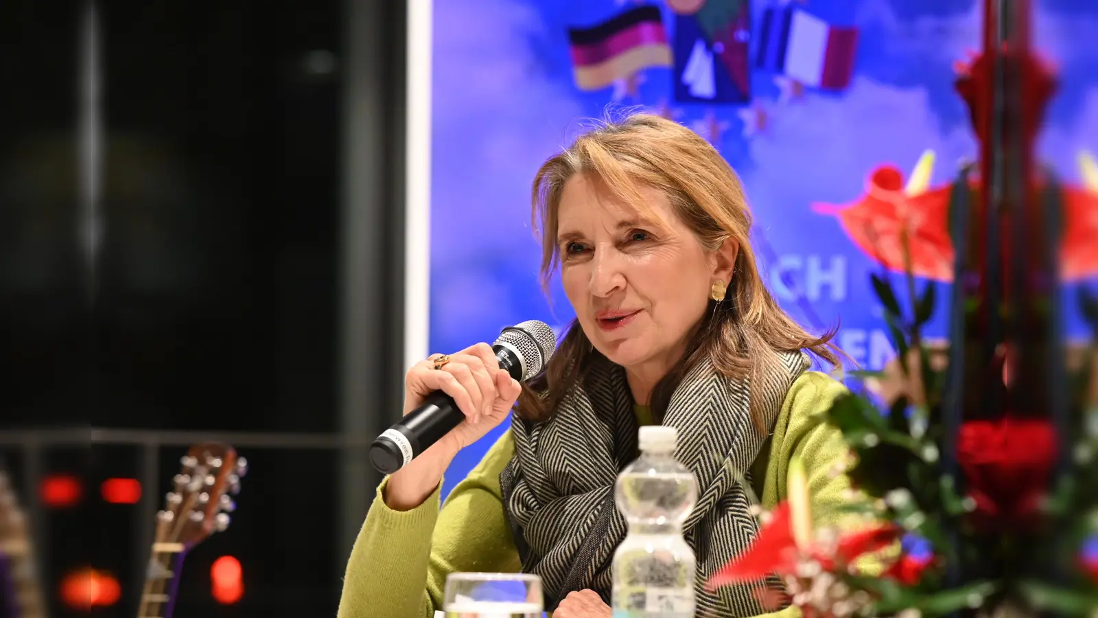 Pascale Hugues stellte im Ansbacher Retti-Palais zum deutsch-französischen Tag ihre Erfahrungen mit beiden Ländern vor.  (Foto: Manfred Blendinger)