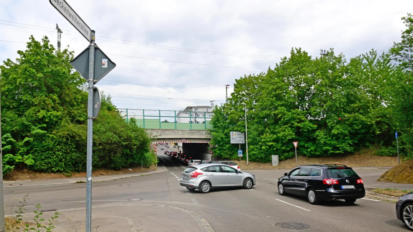Die Kreuzung der B13 mit der Drais- und Naglerstraße ist ein Unfall-Schwerpunkt. Regelmäßig staut sich der Verkehr vom Oechsler-Knoten durch die Unterführung zurück. (Foto: Jim Albright)
