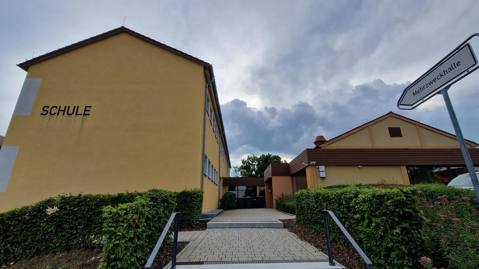 Vor rund 45 Jahren wurde die Mehrzweckhalle bei der Schule errichtet. (Archivbild: Andrea Walke)