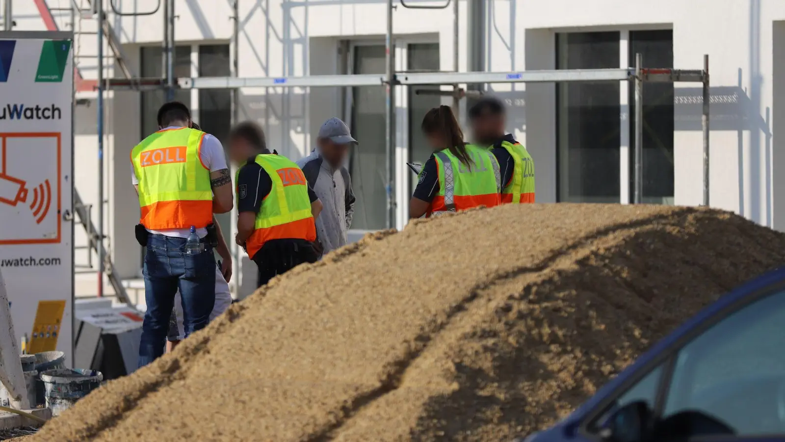 Zollbeamte kontrollieren Bauarbeiter. (Foto: Sascha Thelen/dpa)