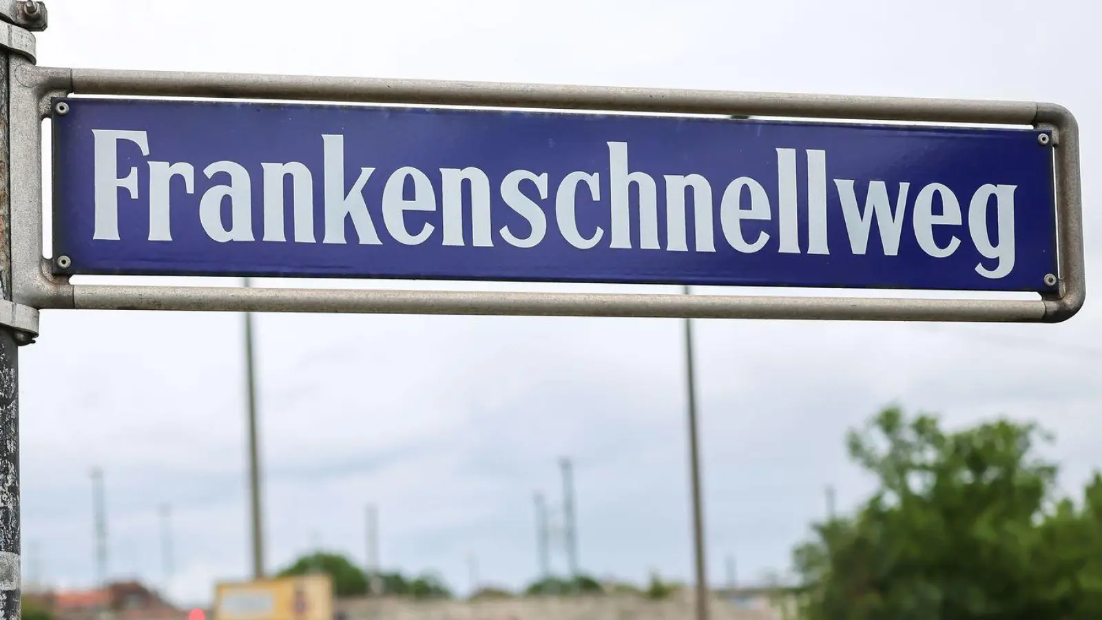 Auf dem Frankenschnellweg staut sich regelmäßig der Verkehr. Die Stadt will das ändern. Gegner halten die Pläne aber für zu kurz gegriffen. (Foto: Daniel Löb/dpa)