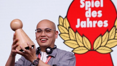 Die begehrte Auszeichnung „Spiel des Jahres“ geht 2026 an den indonesischen Spiele-Entwickler Martin Ang.  (Foto: Carsten Koall/dpa)