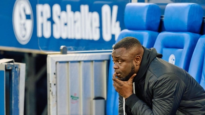 Schalkes Leiter der Lizenzspielerabteilung, Gerald Asamoah, wird den Verein im Sommer verlassen. (Foto: Bernd Thissen/dpa)
