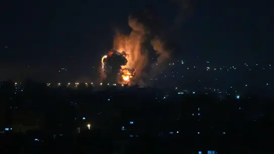 Rauch und Feuer steigen nach einer Explosion auf, die durch einen israelischen Luftangriff auf Gaza-Stadt verursacht wurde. (Foto: Adel Hana/AP)