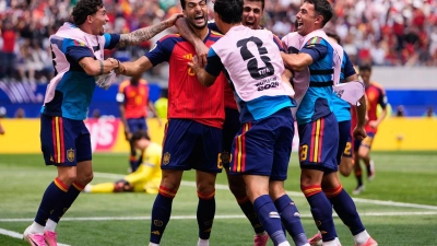 Spaniens Held des Abends: Mikel Merino (2. v. l.)  (Foto: Mark J. Terrill/AP/dpa)