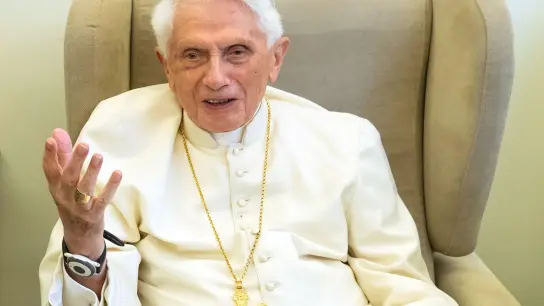 Der emeritierte Papst Benedikt XVI gibt ein Interview. (Foto: Daniel Karmann/dpa/Archivbild)