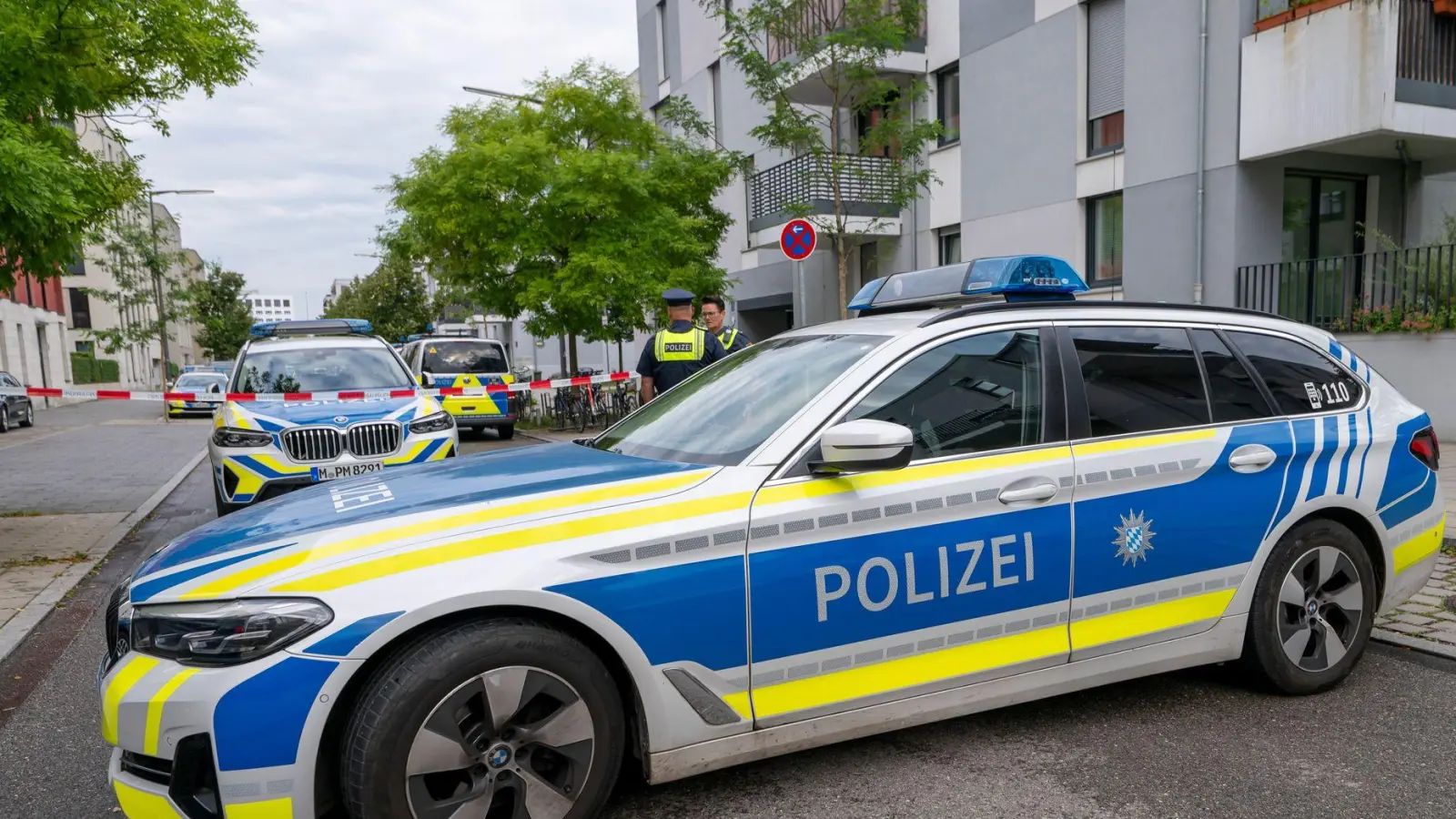Bei einer Wohnungsdurchsuchung kam eine Schusswaffe zum Einsatz.  (Foto: Peter Kneffel/dpa)