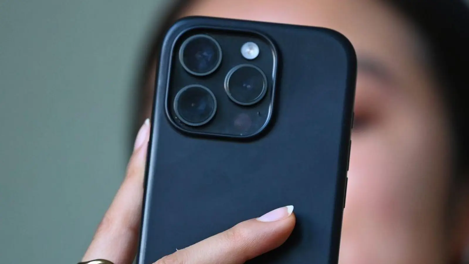 Der Griff zum Handy ist alltäglich geworden.  (Foto: Elisa Schu/dpa)