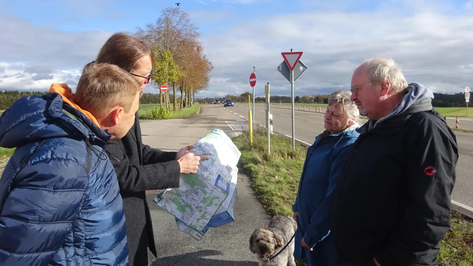 OLA-Chef Boris-André Meyer (Zweiter von links) erklärt einigen Anwohnern am Windmühlberg die Idee, wie ein Radweg entlang dieser Seite der B14 verlaufen könnte. (Foto: Florian Pöhlmann)