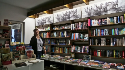 Ein wichtiger und traditionsreicher Teil des Buchhandels im Landkreis: Die Angestellte Gabi Keller in der Neustädter Bücherei Schmidt. (Foto: Tizian Gerbing)