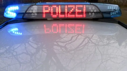 Die Schriftzug „Polizei“ leuchtet auf dem Dach eines Streifenwagens der Polizei. (Foto: Carsten Rehder/dpa/Symbolbild)