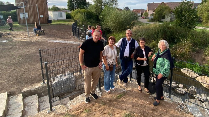 Weihten den Wasserspielplatz mit ein (von links): von der VR-Bank Michael Flory und Christine Rüttinger, Bürgermeister Peter Sendner und von der VR‑Bank-Stiftung die stellvertretende Landrätin und Kreisbäuerin Renate Ixmeier, sowie Roswitha Luger. (Foto: Christine Rüttinger)