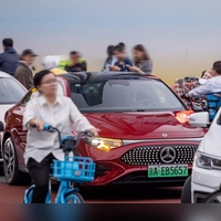 Gechillt durchs Gewusel: Im dichten Stadtverkehr haben Autofahrer alle Hände voll zu tun - oder eben nicht, wenn das Auto autonom fahren kann. (Foto: Mercedes-Benz AG/dpa-tmn)