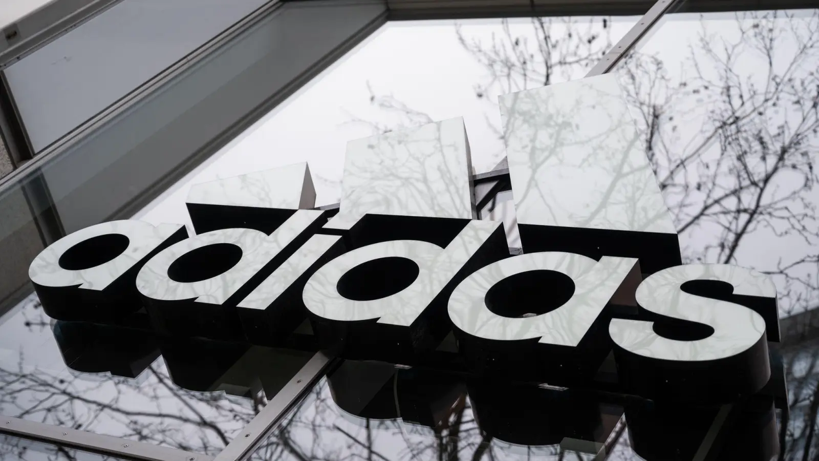 Adidas wird nach einem starken dritten Quartal optimistischer für 2025. (Foto: Christophe Gateau/dpa)